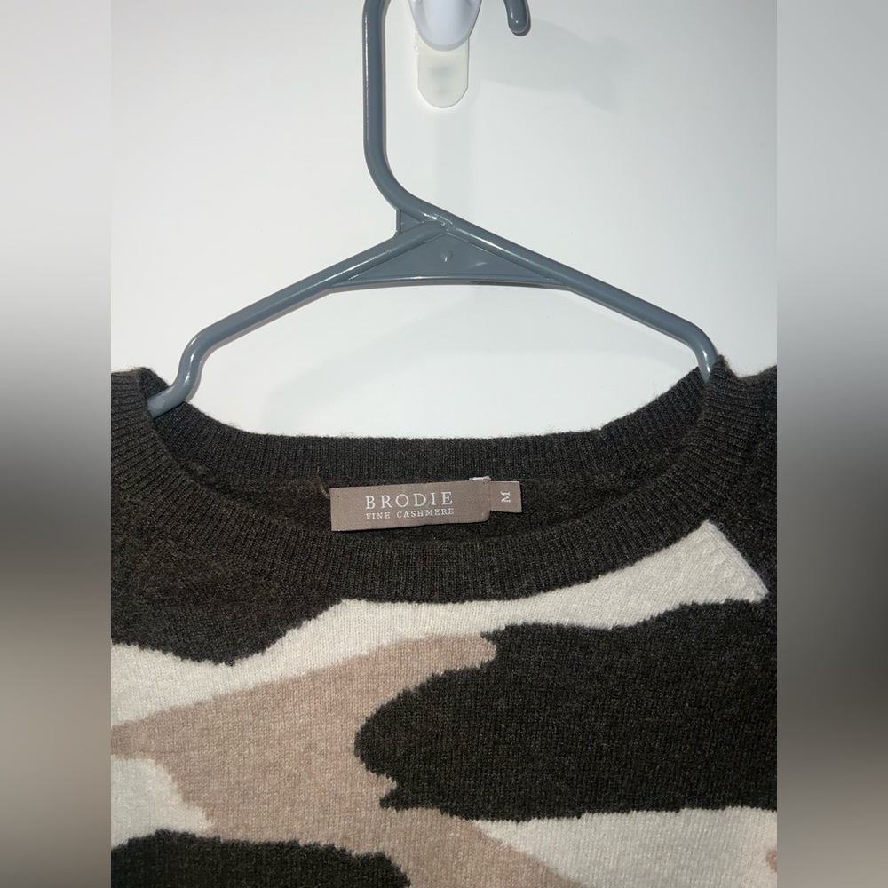 Brodie Cashmere | Camo-Print Cashmere Sweater | Medium - Picture 3 of 5